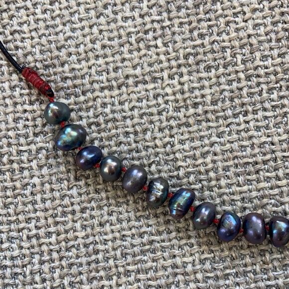 Vintage leather cord and baroque pearls minimalistic necklace - Picture 2 of 4